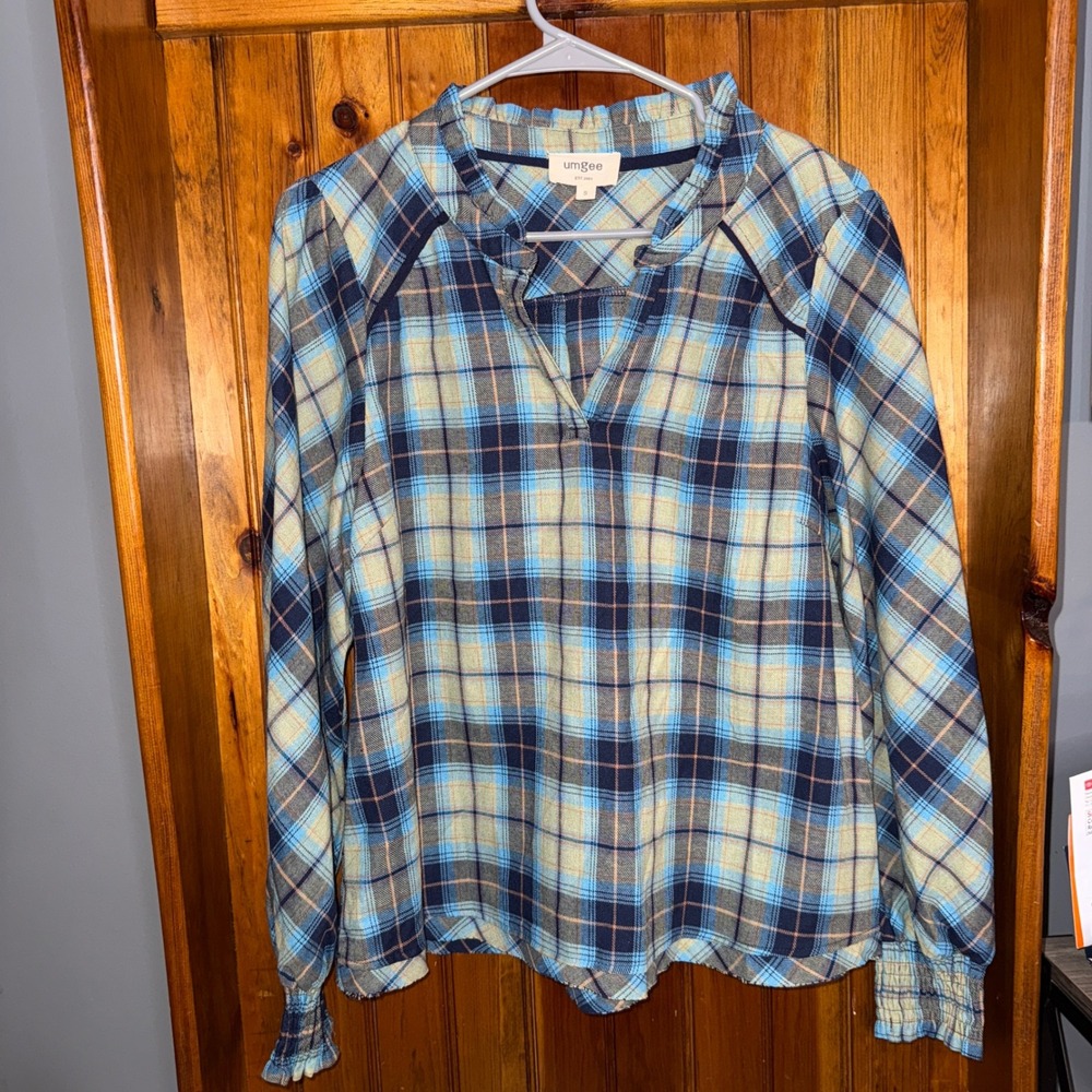 Umgee Plaid Ruffle Neck Long Sleeve Blouse Top Womens Size Small Blue‎ Tan